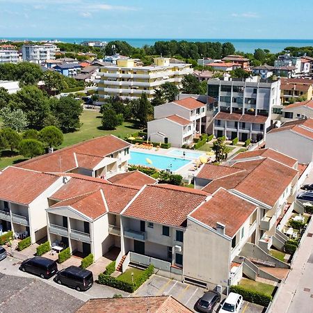 Apartament With Swimming Pool Apartment Каорле Екстериор снимка