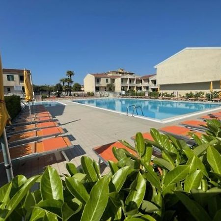Apartament With Swimming Pool Apartment Каорле Екстериор снимка