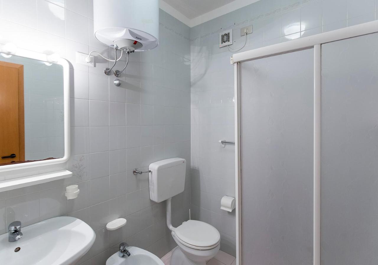 Apartament With Swimming Pool Apartment Каорле Екстериор снимка