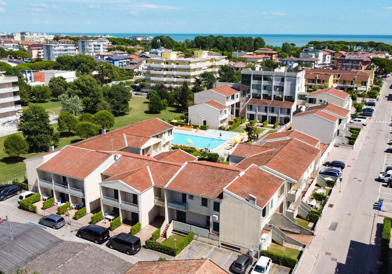 Apartament With Swimming Pool Apartment Каорле Екстериор снимка