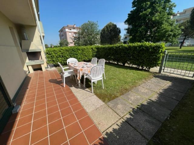 Apartament With Swimming Pool Apartment Каорле Екстериор снимка
