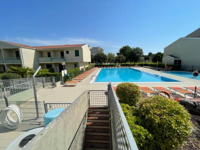 Apartament With Swimming Pool Apartment Каорле Екстериор снимка