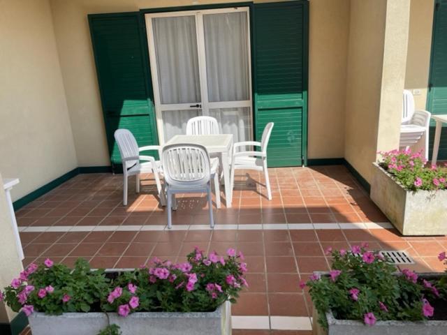 Apartament With Swimming Pool Apartment Каорле Екстериор снимка