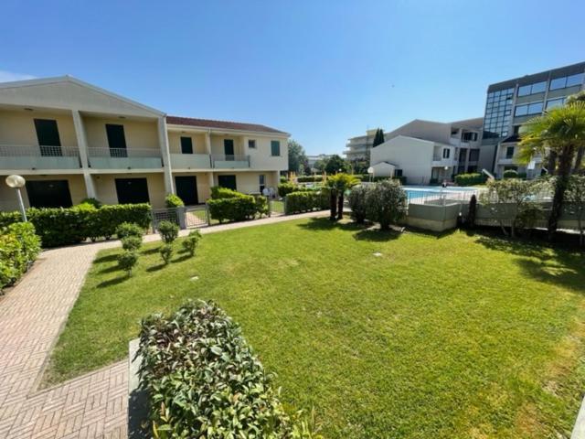 Apartament With Swimming Pool Apartment Каорле Екстериор снимка