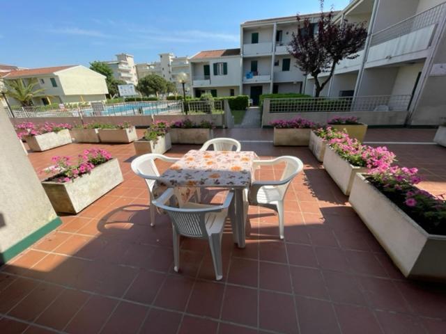 Apartament With Swimming Pool Apartment Каорле Екстериор снимка