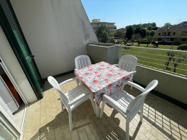 Apartament With Swimming Pool Apartment Каорле Екстериор снимка